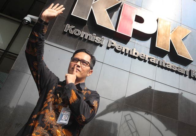Febri Diansyah menutup mulut melambaikan tangan usai memberikan keterangan di gedung Merah Putih KPK Kuningan Jakarta, Kamis (26/12/2019). Febri Diansyah menyatakan melepas jabatannya sebagai juru bicara KPK dan memilih untuk fokus menjadi Kepala Biro Hum - Image