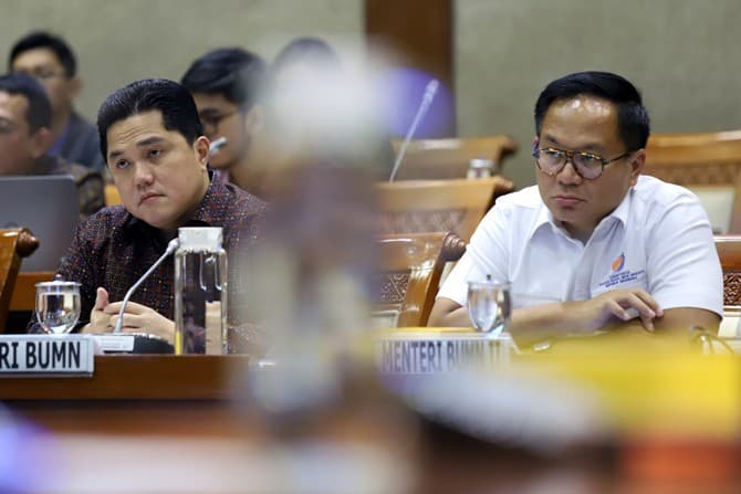 Menteri BUMN, Erick Tohir (kiri) bersama Wakil Menteri BUMN Kartika Wirjoatmodjo saat Rapat Kerja (Raker) Panitia Kerja (Panja) Jiwasraya di Kompleks Parlemen, Senayan, Jakarta, Rabu (29/1/2020). Raker Panja Jiwasraya membahas penyelesaian sengkarut PT As - Image