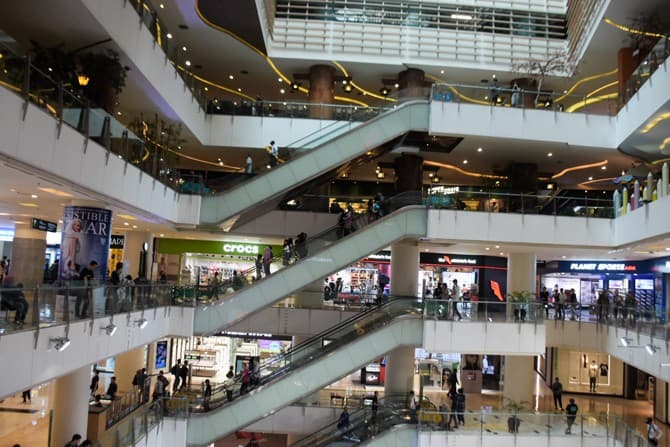 Suasana sepi pusat perbelanjaan Grand Indonesia, Jakarta, Jumat (20/3/2020). Himpunan Penyewa Pusat Perbelanjaan Indonesia (Hippindo) memprediksi jika dalam dua bulan ke depan kalau kondisi masih sepi, dan tidak ada bantuan apapun dari pemerintah, toko-to - Image