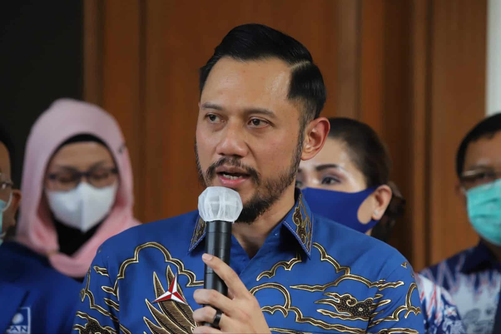 Ketua Umum Partai Demokrat Agus Harimurti Yudhoyono usai melakukan pertemuan di kantor DPP PAN, Jakarta, Rabu (29/7/2020). Pertemuan tersebut membahas sejumlah isu nasional termasuk pembahasan rencana koalisi pada Pilkada 2020. Foto: Dery Ridwansah/ Jawa - Image
