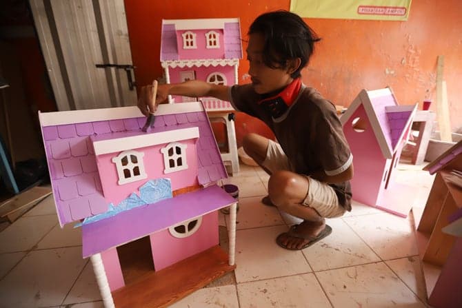 Seorang perajin menyelesaikan pembuatan rumah boneka Barbie yang di banderol 450 ribu hingga 3 juta rupiah tergantung ukuran di workshop Rumah Barbie kawasan Pasar Minggu, Jakarta Selatan, Rabu (6/8/2020). Pemerintah akan memberikan Bantuan Langsung Tuna - Image