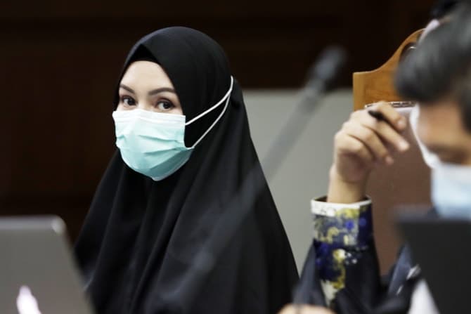 Terdakwa kasus suap dan gratifikasi pengurusan fatwa Mahkamah Agung (MA) Djoko Tjandra, Pinangki Sirna Malasari bersiap menjalani sidang lanjutan di Pengadilan Tipikor, Jakarta Pusat, Rabu (25/11/2020). Sidang tersebut beragendakan pemeriksaan saksi dari - Image