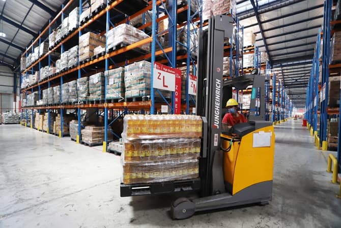 Pekerja saat mengecek ketersediaan stok barang makanan dan minuman di salah satu gudang E-Commerce, Marunda, Jakarta[, Kamis (13/11/2020). Meski sejumlah sektor industri yang lesu selama pandemi Covid-19, Kementerian Perindustrian optimistis industri maka - Image