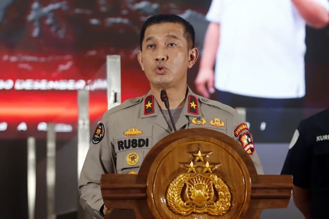 Petugas melakukan pemeriksaan uji emisi kendaraan saat sosialisasi penerapan sanksi Pergub No 66 Tahun 2020 tentang Uji Emisi Gas Buang Kendaraan di Kawasan Tanjung Barat, Jakarta, Rabu (30/12/2020). Dinas Lingkungan Hidup DKI Jakarta berencana menerapkan - Image