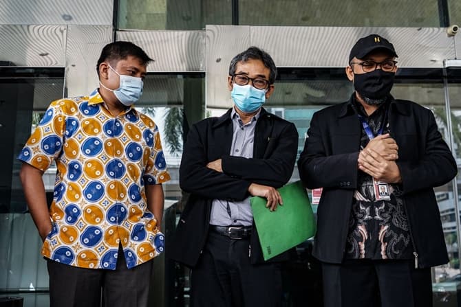 Direktur Pembinaan Jaringan Kerja Antar Komisi dan Instansi di KPK, Sujanarko didampingi Penyidik senior Komisi Pemberantasan Korupsi (KPK) menunjukkan surat pelaporan pada awak media di Kantor Dewan Pengawas (Dewas) KPK, Gedung KPK lama, Kuningan, Jakar - Image