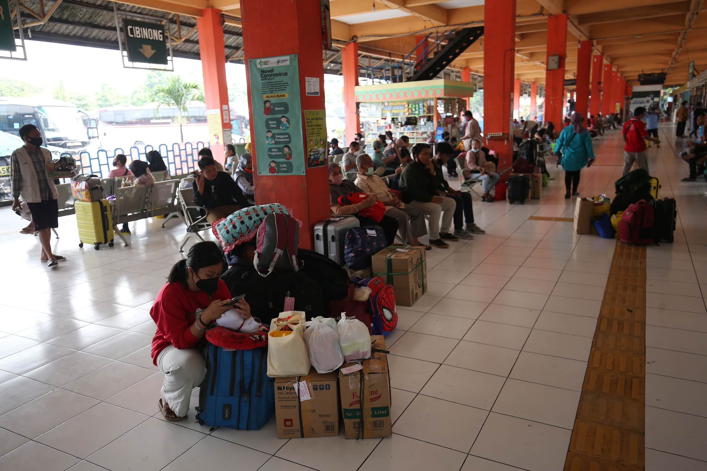 Sejumlah calon pemudik menanti kedatangan bus, di Terminal Kampung Rambutan, Jakarta, Rabu (19/5/2021). Pemerintah Provinsi DKI Jakarta kembali mengoperasikan Terminal Kampung Rambutan pasca berakhirnya peraturan larangan mudik Lebaran 2021, calon penumpa - Image