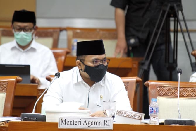 Menteri Agama Yaqut Cholil Qoumas menyampaikan pemaparan saat mengikuti rapat kerja dengan Komisi VIII DPR, di Kompleks Parlemen, Senayan, Jakarta, Senin (31/5/2021). Rapat kerja tersebut membahas tindak lanjut persiapan penyelenggaraan ibadah haji 1442 H - Image