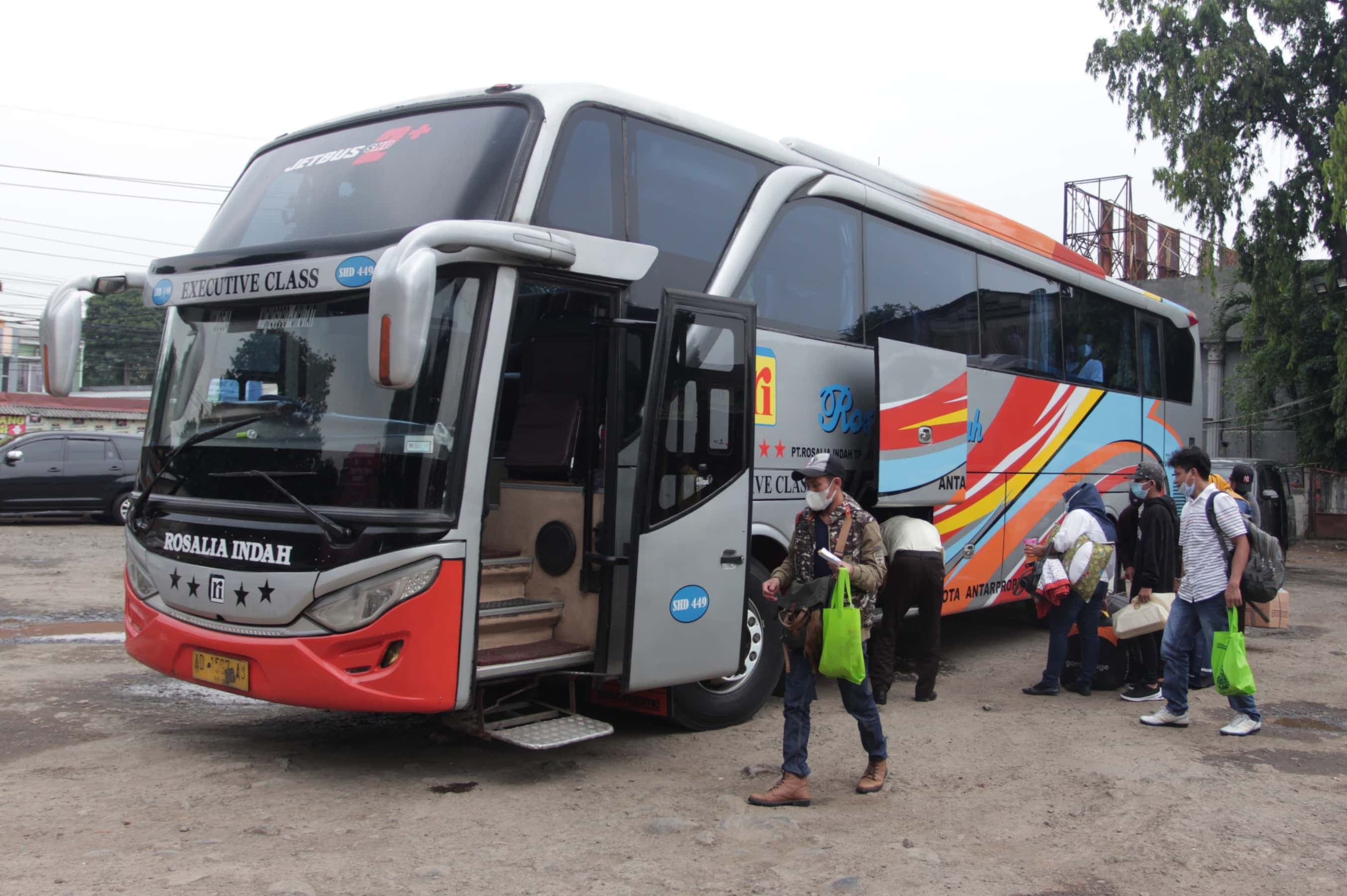 Pemudik bersiap menaiki bus di terminal bayangan yang ada di Pasar Jumat, Lebak Bulus, Jakarta, Rabu (5/5/2021). Sebagian warga memilih pulang kampung lebih awal untuk merayakan Idul Fitri dengan berbekal surat Antigen, setelah adanya larangan mudik 6-17 - Image