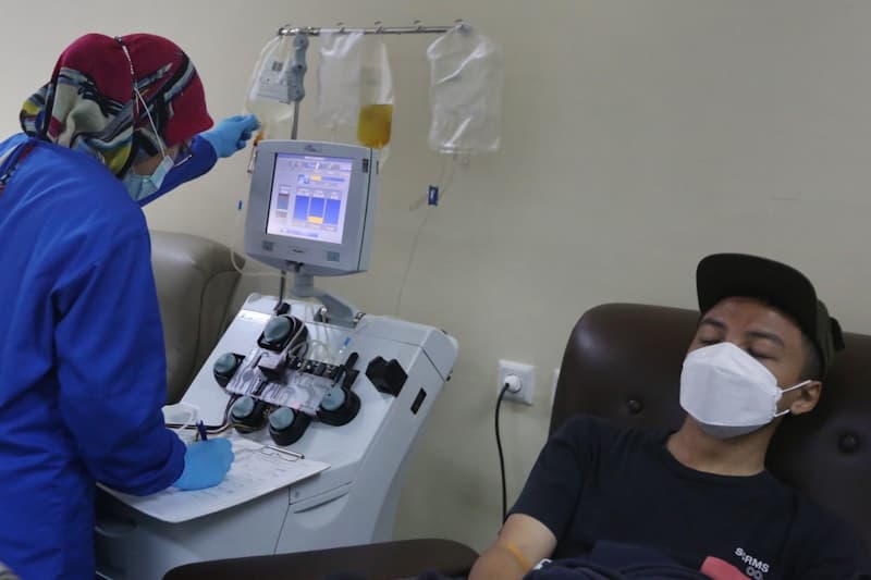 penyintas COVID-19 melakukan donor Plasma Konvalesen di Unit Donor Darah (UDD) PMI DKI Jakarta, Rabu (23/6/2021). PMI DKI Jakarta menyatakan ketersediaan Stok plasma konvalesen di DKI Jakarta kosong, sehingga PMI DKI Jakarta mengajak masyarakat penyintas - Image