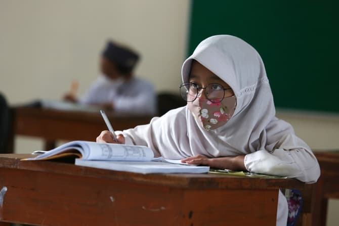 Sejumlah siswa saat melakukan belajar tatap muka di SDN Pondok Labu 14 Pagi di Cilandak, Jakarta Selatan, Jumat (04/06/2021). Kegiatan belajar tatap muka ini diikuti 50 persen dari total siswa untuk setiap kelas guna mengantisipasi penyebaran virus Covid- - Image