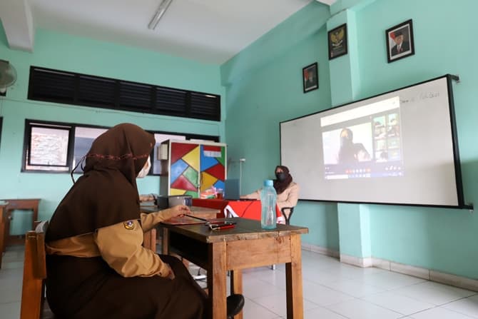 Sejumlah murid saat menjalani uji coba pembelajaran tatap muka (PTM) tahap dua di SDN Malaka Sari 13 Duren Sawit, Jakarta Timur, Rabu (9/6/2021). Dinas Pendidikan DKI Jakarta menggelar uji coba pembelajaran tatap muka tahap 2 yang diikuti 226 sekolah. Sis - Image