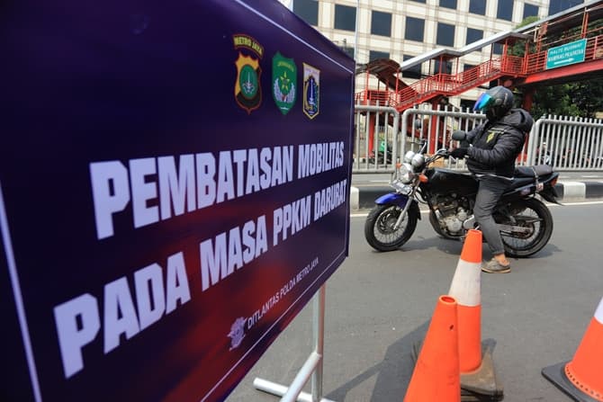 Petugas gabuungan saat memeriksa kendairaan bermotor yang hendak melintas menuju underpass Mampang, Jakarta, Kamis (15/7/2021). Personel gabungan Polda Metro Jaya, Kodam Jaya, dan Pemprov DKI menambah titik penyekatan selama Pemberlakuan Pembatasan Kegiat - Image