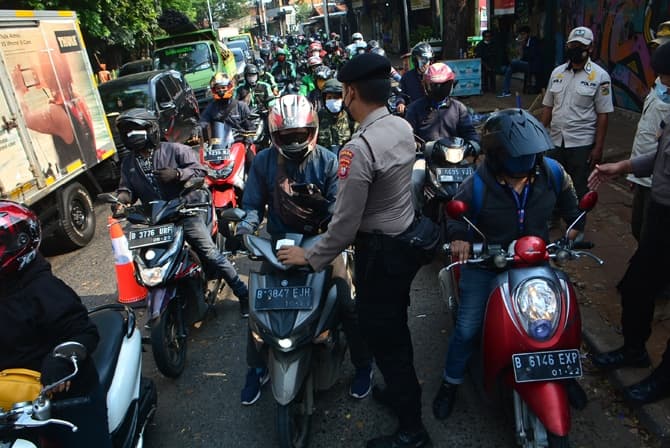 Pasukan gabungan TNI dan Polri memeriksa kendaraan bermotor di penyekatan perlintasan Lenteng Agung, Jakarta, Jumat (9/7/2021). Kepala Korps Lalu Lintas (Kakorlantas) Polri Inspektur Jenderal Istiono menyebut volume kendaraan di titik penyekatan PPKM Daru - Image