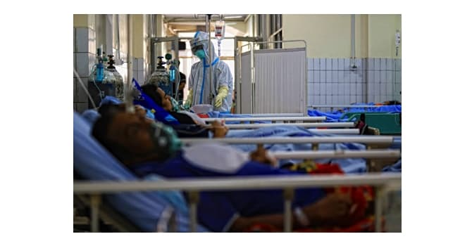 Tenaga Medis dengan sigap Merawat pasien positif Covid-19 di IGD Rumah Sakit Umum Kabupaten Tangerang, Banten, Jumat (2/7/2021). Melonjaknya kasus COVID-19 membuat tenaga medis RSU Kabupaten Tangerang bersigap menangani pasien. Hal ini guna menghindari pe - Image