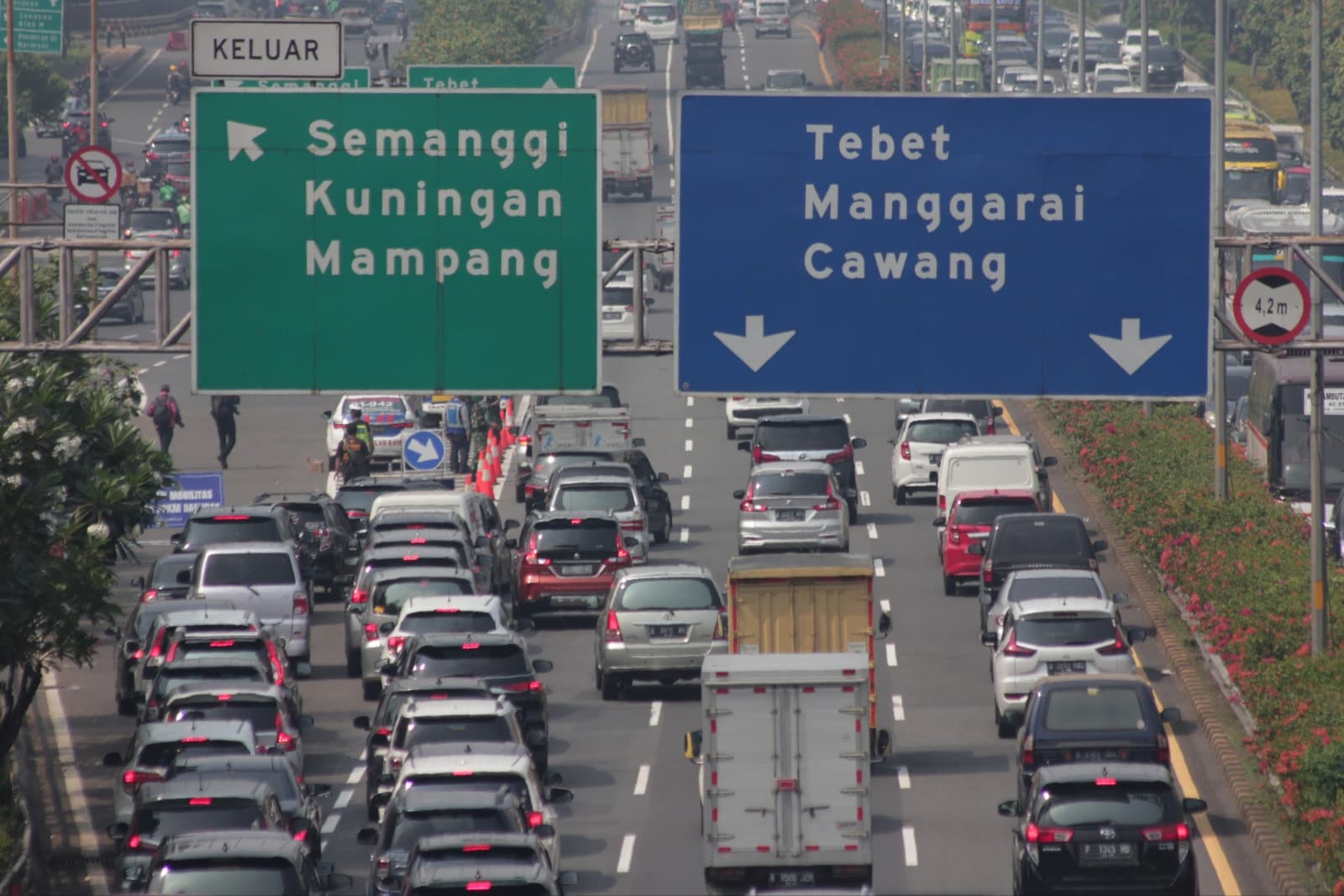Kemacetan di tol dalam kota Jakarta, Senin (7/5/2021). Ruas tol dalam kota Jakarta mengalami kemacetan di tengah penerapan Pemberlakuan Pembatasan Kegiatan Masyarakat atau PPKM Darurat. Ribuan kendaraan yang hendak masuk ke Jakarta dari arah Bekasi, Depok - Image