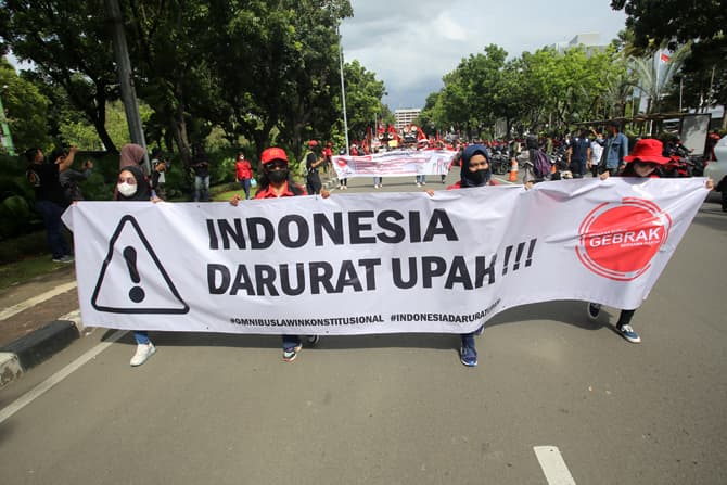 Buruh dari berbagai aliansi menggelar unjuk rasa menolak besaran kenaikan Upah Minimum Provinsi (UMP) dan UU Omnibus Law di depan Balai Kota DKI Jakarta, Senin (29/22/2021). Dalam aksinya para buruh menolak penetapan UMP yang tertuang dalam Peraturan Peme - Image