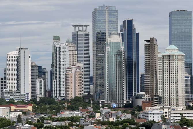 Lanskap permukiman penduduk dan gedung bertingkat di Jakarta, Selasa (30/11/2021). Direktur Perumahan dan Permukiman Kementerian PPN/Bappenas Tri Dewi Virgiyanti mengungkapkan jumlah penduduk yang tinggal di perkotaan diproyeksikan terus mengalami pening - Image