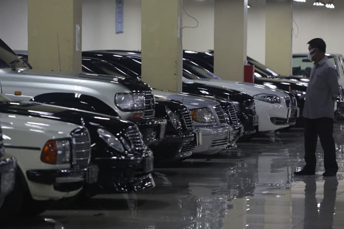 Calon pembeli melihat mobil bekas yang dijual di Bursa Mobil Blok M Mall, Jakarta Selatan, Senin (20/12/2021). Penjualan mobil bekas saat ini mulai mengalami peningkatan. Romi salah satu penjual menceritakan dua bulan ini penjualannya naik dibanding disa - Image