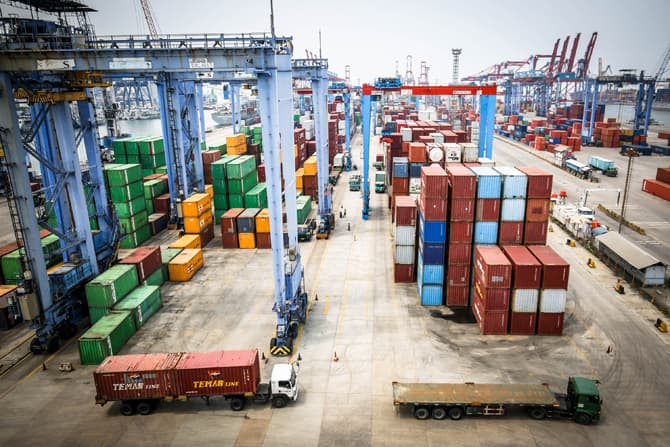 Aktivitas bongkar muat peti kemas di Pelabuhan Tanjung Priok, Jakarta, Selasa (15/2/2022). Badan Pusat Statistik (BPS) melaporkan neraca perdagangan pada Januari 2022 kembali mengalami surplus sebesar US$930 juta. Surplus ini menurun dibandingkan surplus - Image