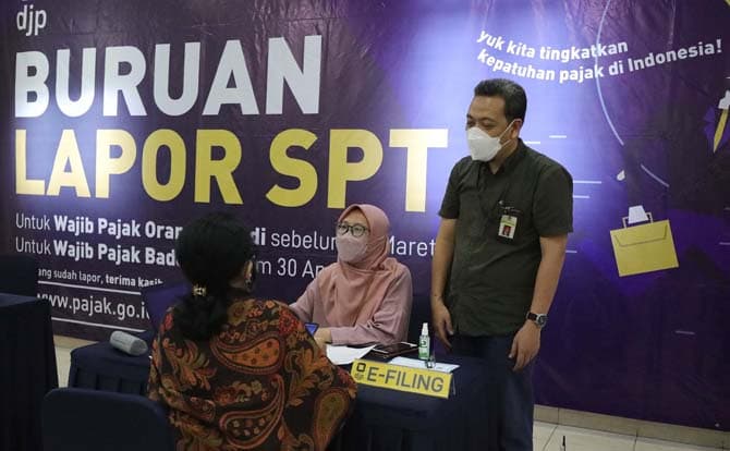 Warga melaporkan SPT Tahunan Pajak di KPP Pratama Jakarta Tanah Abang, Jakarta, Kamis (31/3/2022). Batas akhir lapor SPT Tahunan bagi wajib pajak berakhir pada 31 Maret 2022. Masyarakat yang memiliki NPWP dan memiliki penghasilan tetap setiap bulan, atau - Image