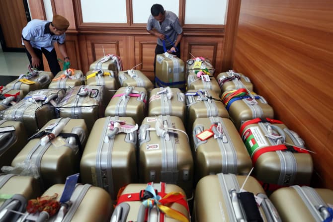 Sejumlah merapihkan koper petugas haji di Asrama Haji, Pondok Gede, Jakarta Timur, Selasa (31/5/2022). Sebanyak 828 orang Petugas Panitia Penyelenggara Ibadah Haji (PPIH) yang dibagi menjadi 3 daker (daerah kerja). Jeddah, Madinah dan Mekkah akan di bera - Image
