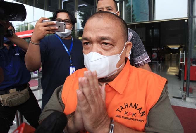 Mantan Bupati Langkat Terbit Rencana Perangin Angin meninggalkan Gedung KPK, Jakarta, Kamis (16/6/2022). Terbit menjalani pemeriksaan oleh penyidik PNS pada kementerian Lingkungan Hidup dan Kehutanan atas kasus dugaan tindak pidana dibidang konservasi SDA - Image