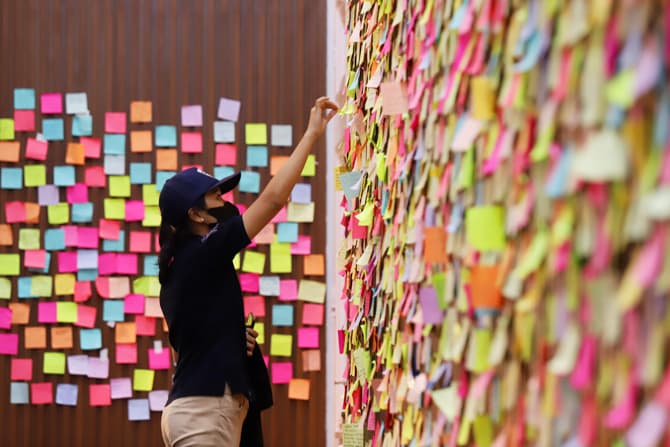 Warga menulis ucapan belasungkawa dan doa untuk almarhum Emmeril Kahn Mumtadz di Gedung Pakuan, Bandung, Jawa Barat, Minggu (12/6/2022). Warga terus berdatangan untuk menyampaikan doa kepada Almarhum Putra Gubernur Jawa Barat Ridwan Kamil yang meninggal t - Image