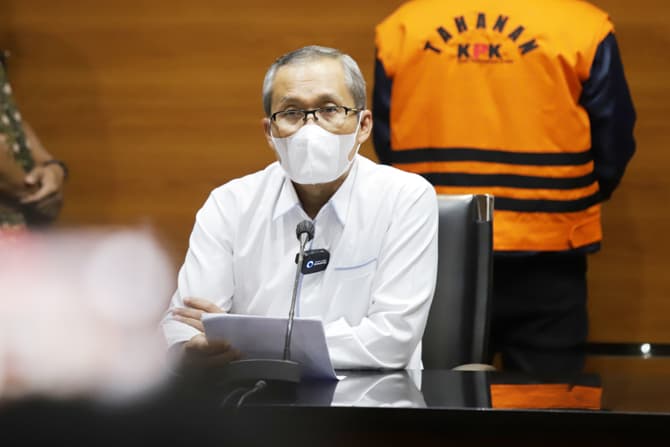 Wakil Ketua KPK Alexander Marwata memberikan keterangan terkait penahanan tersangka kasus dugaan suap izin usaha pertambangan di Tanah Bumbu Mardani H Maming di gedung KPK, Jakarta, Kamis (28/7/2022).KPK resmi menahan mantan Bupati Tanah Bumbu tersebut se - Image