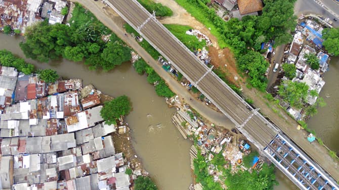 Suasana rumah padat penduduk di bantaran Sungai Ciliwung, Manggarai, Jakarta, Sabtu (12/11/2022). Pemerintah Provinsi DKI Jakarta menargetkan normalisasi Ciliwung sepanjang 4,8 kilometer pada 2023. Data dari Dinas SDA DKI Jakarta, normalisasi Ciliwung ha - Image