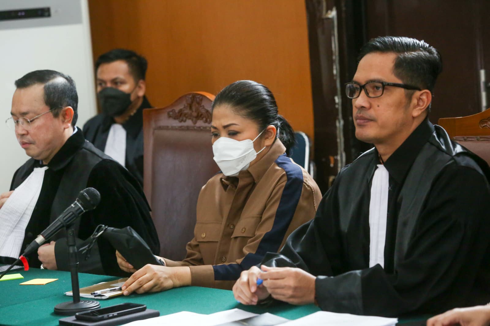 Terdakwa kasus pembunuhan berencana Brigadir Yosua Hutabarat, Putri Candrawathi bersiap mengikuti sidang di Pengadilan Negeri Jakarta Selatan, Jakarta, Kamis (29/12/2022). Sidang beragenda menunjukkan puluhan bukti, video, foto dan kabar hoax yang dihadi - Image